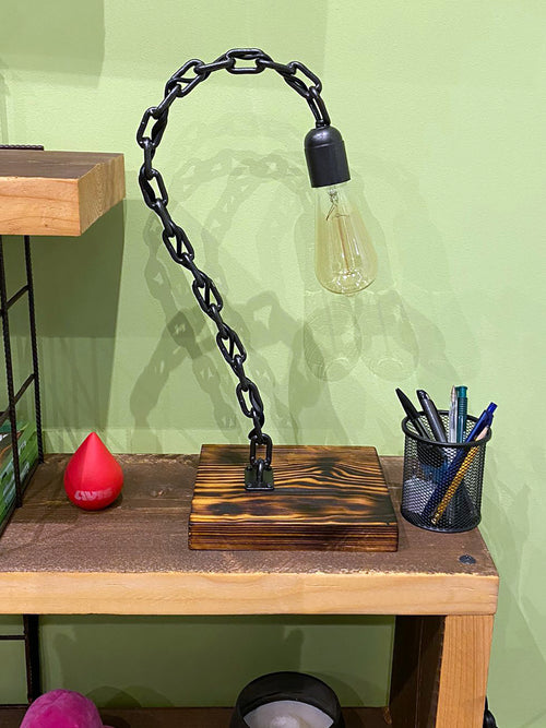 Abat jour Abasciur Lampada da tavolo supporto a catena stile INDUSTRIAL base in legno di abete + luce Edison 18x20xh40 cm NOSTRA PRODUZIONE