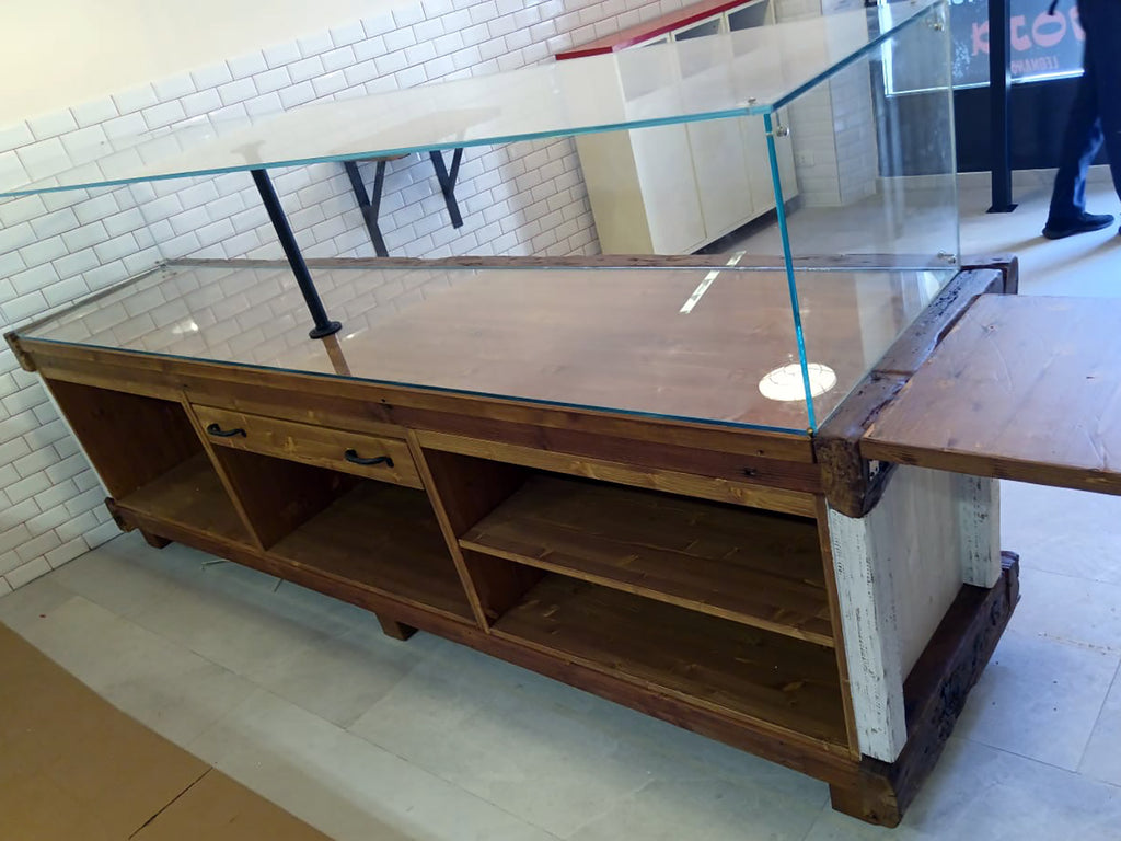 Bancone Pizzeria con vetrina e TOP in vetro in legno massello SU MISURA stile RUSTICO INVECCHIATO SHABBY misure 320x70xh130 cm piano a ribalta da 50x70 cm