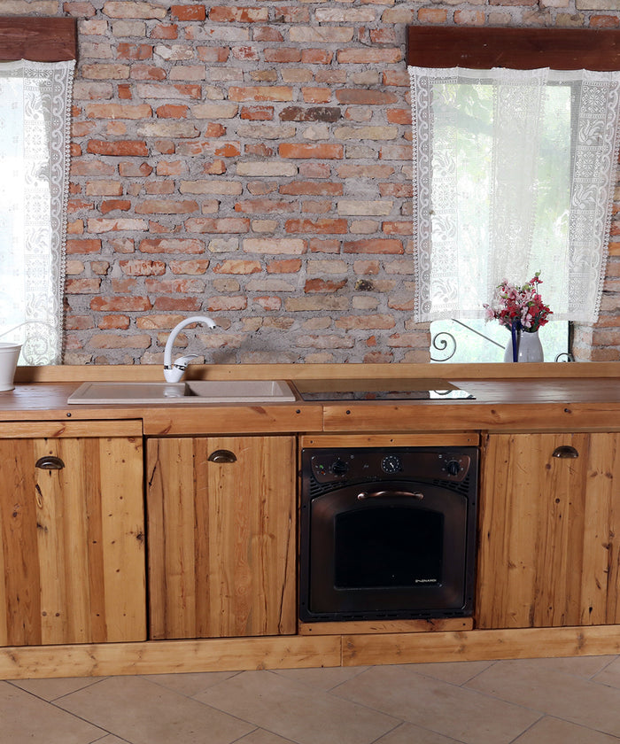 Cucina lineare stile RUSTICO / COUNTRY / VISSUTO in legno massello con predisposizione elettrodomestici misure 330x65xh87cm