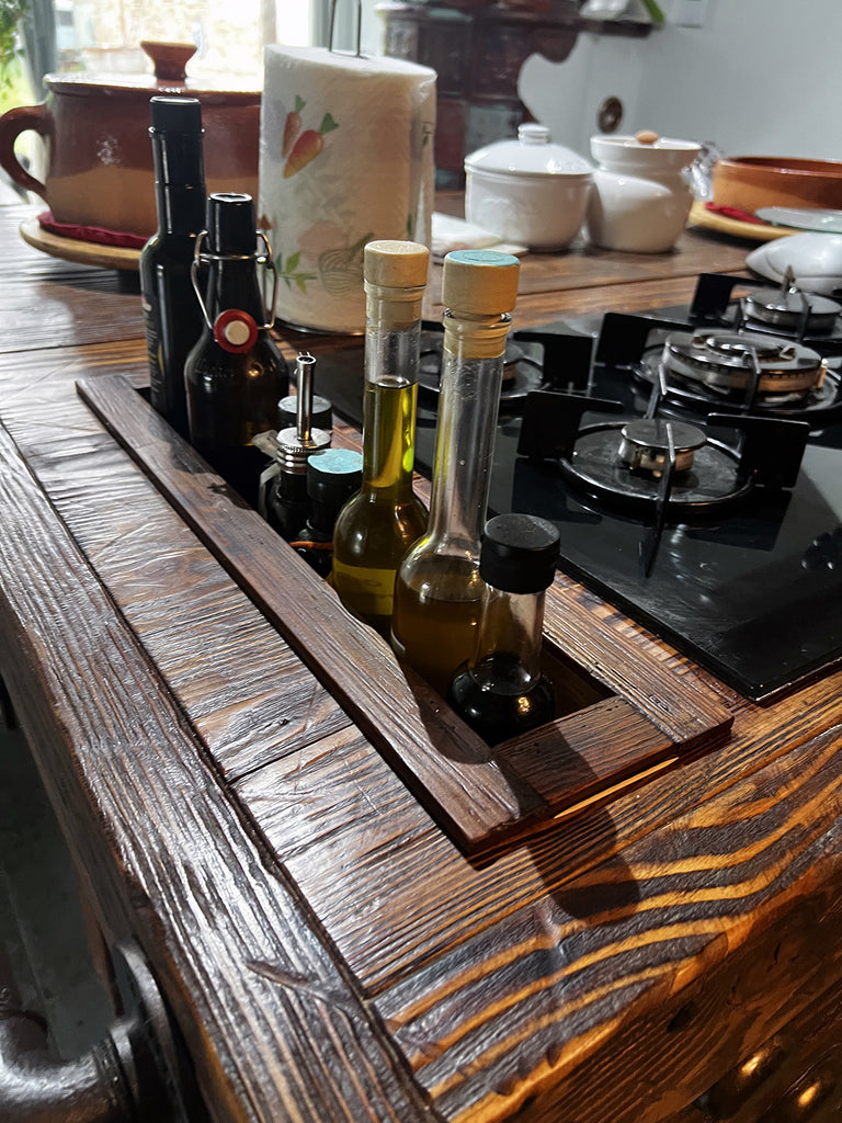 Lineare Küche mit Säule und Insel. Küche im Industriestil komplett aus Massivholz.