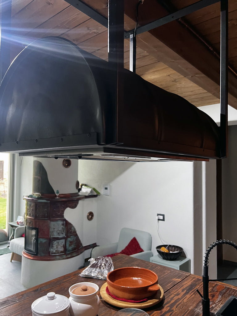 Lineare Küche mit Säule und Insel. Küche im Industriestil komplett aus Massivholz.