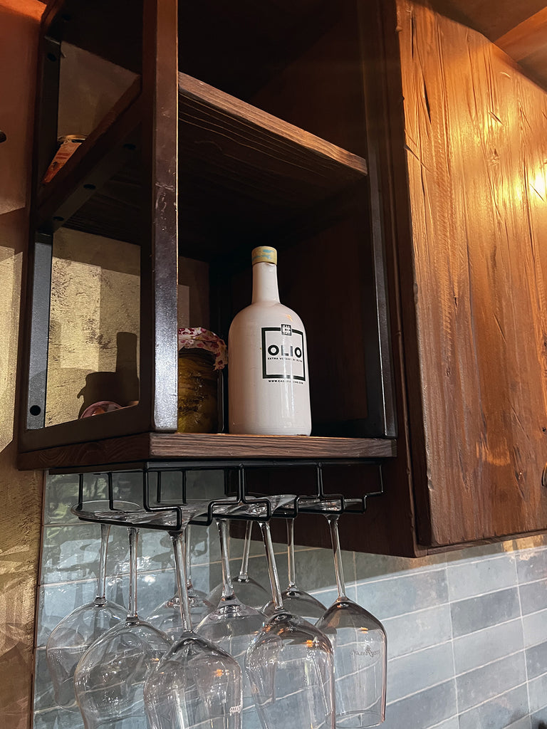 Lineare Küche mit Säule und Insel. Küche im Industriestil komplett aus Massivholz.