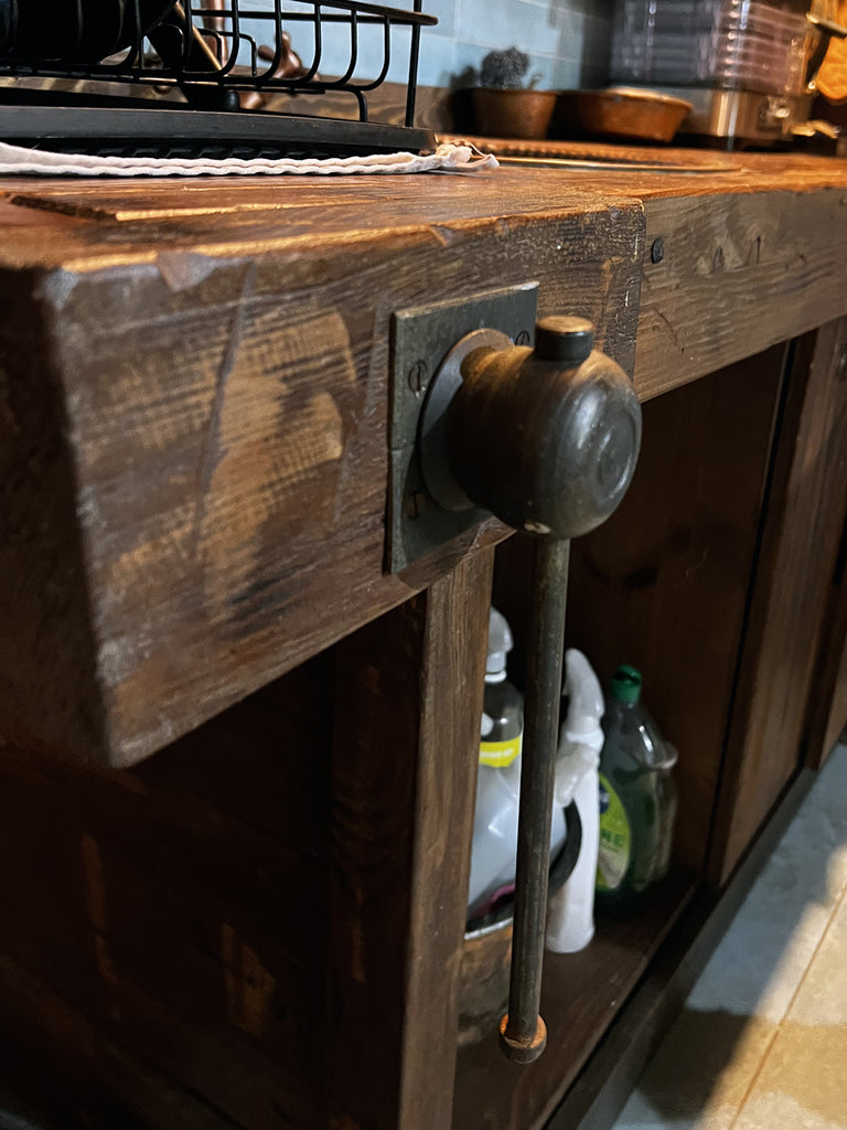 Lineare Küche mit Säule und Insel. Küche im Industriestil komplett aus Massivholz.