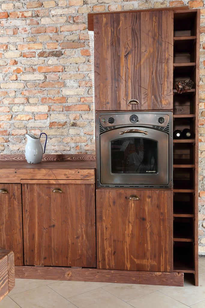 Lineare Küche mit Säule und Insel. Küche im Industriestil komplett aus Massivholz.