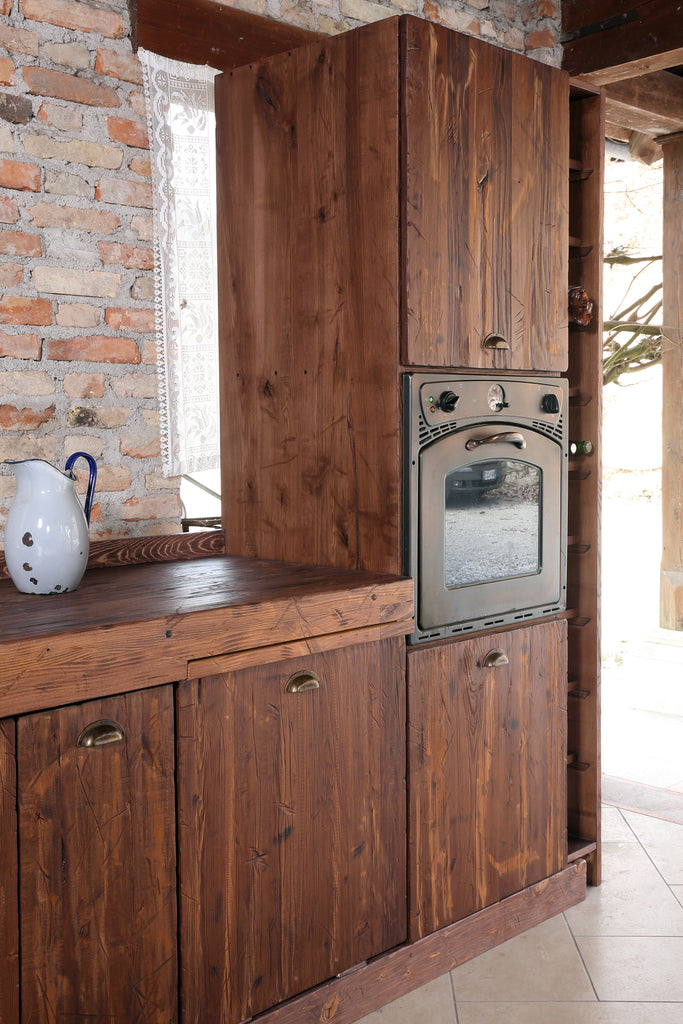 Lineare Küche mit Säule und Insel. Küche im Industriestil komplett aus Massivholz.