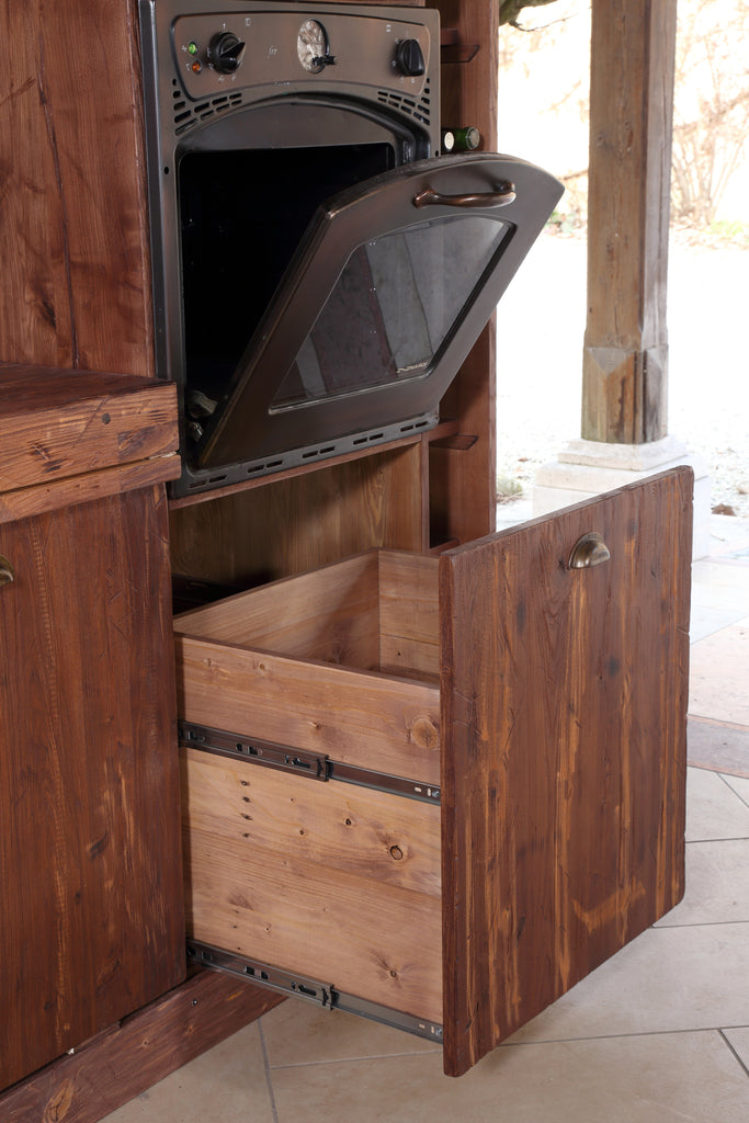 Lineare Küche mit Säule und Insel. Küche im Industriestil komplett aus Massivholz.