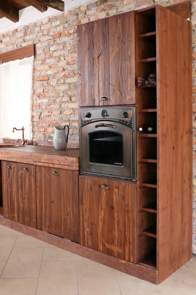 Lineare Küche mit Säule und Insel. Küche im Industriestil komplett aus Massivholz.