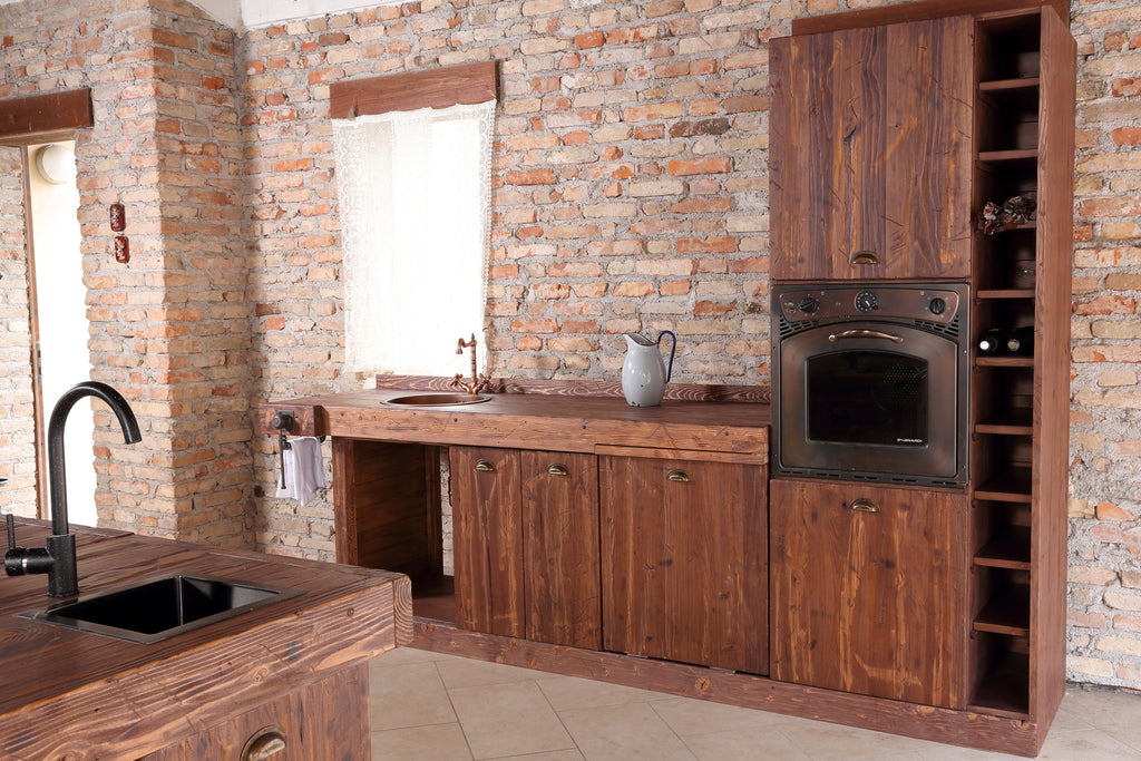 Lineare Küche mit Säule und Insel. Küche im Industriestil komplett aus Massivholz.