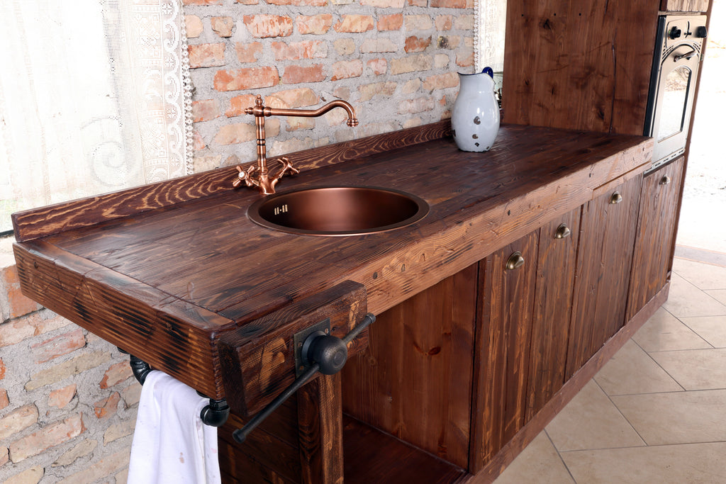 Lineare Küche mit Säule und Insel. Küche im Industriestil komplett aus Massivholz.