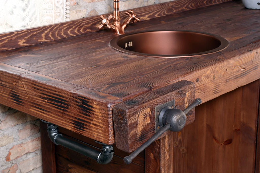 Lineare Küche mit Säule und Insel. Küche im Industriestil komplett aus Massivholz.