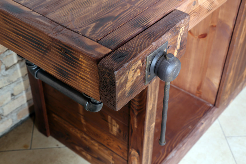 Lineare Küche mit Säule und Insel. Küche im Industriestil komplett aus Massivholz.