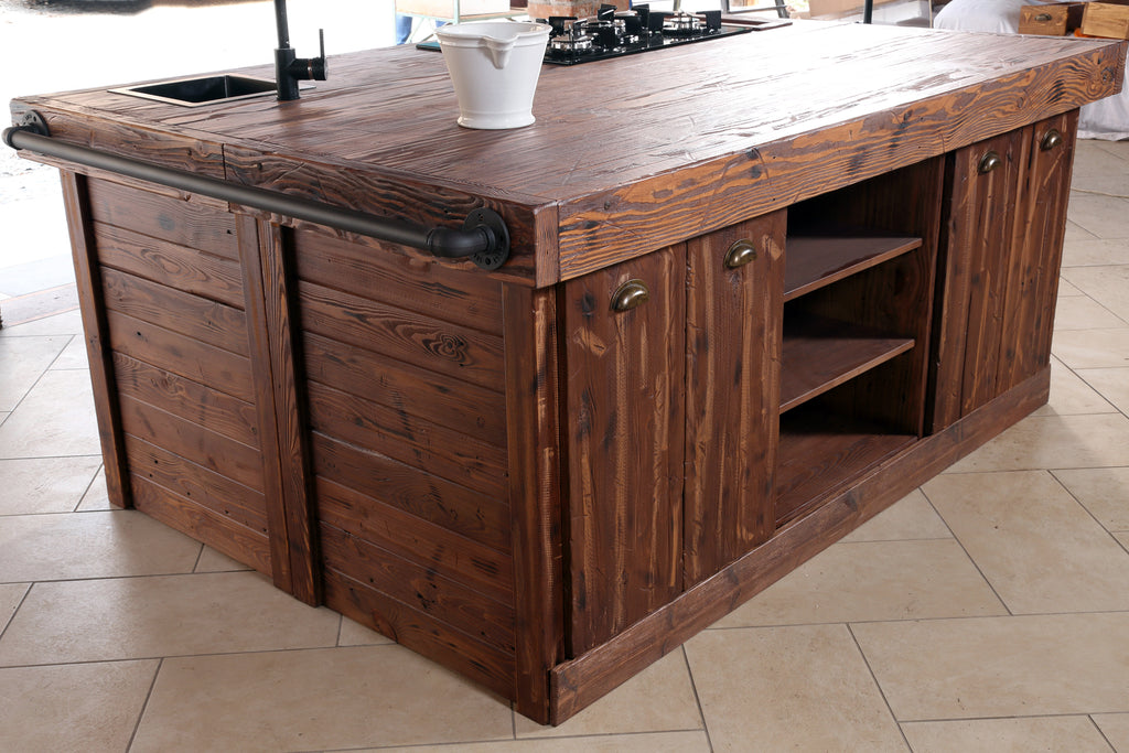 Lineare Küche mit Säule und Insel. Küche im Industriestil komplett aus Massivholz.