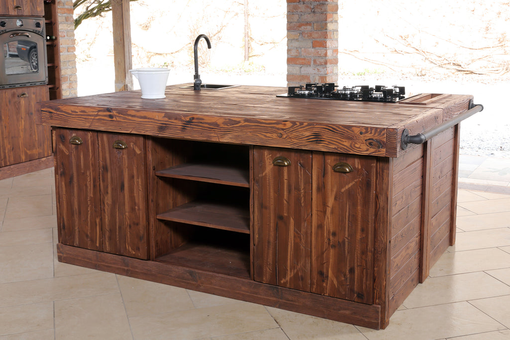 Lineare Küche mit Säule und Insel. Küche im Industriestil komplett aus Massivholz.