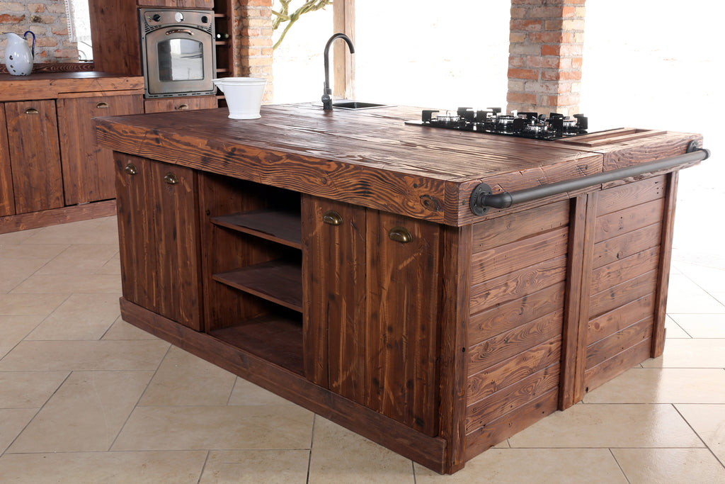 Lineare Küche mit Säule und Insel. Küche im Industriestil komplett aus Massivholz.