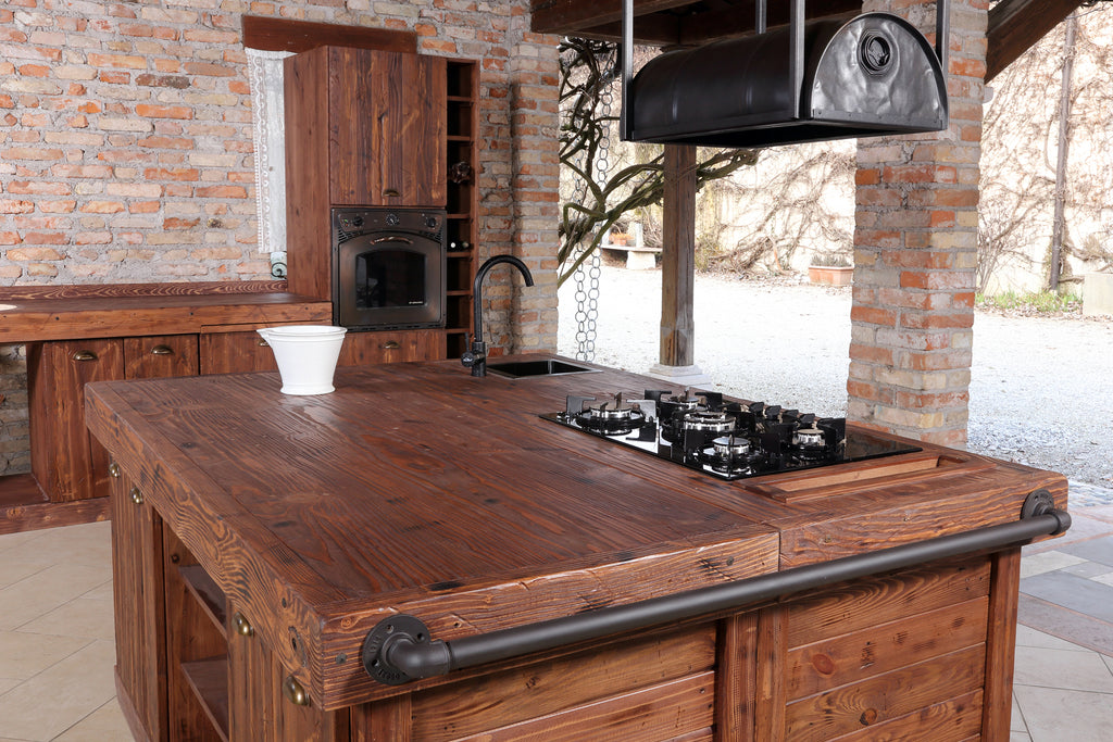 Lineare Küche mit Säule und Insel. Küche im Industriestil komplett aus Massivholz.