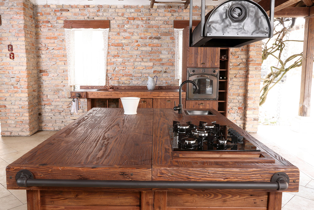 Lineare Küche mit Säule und Insel. Küche im Industriestil komplett aus Massivholz.