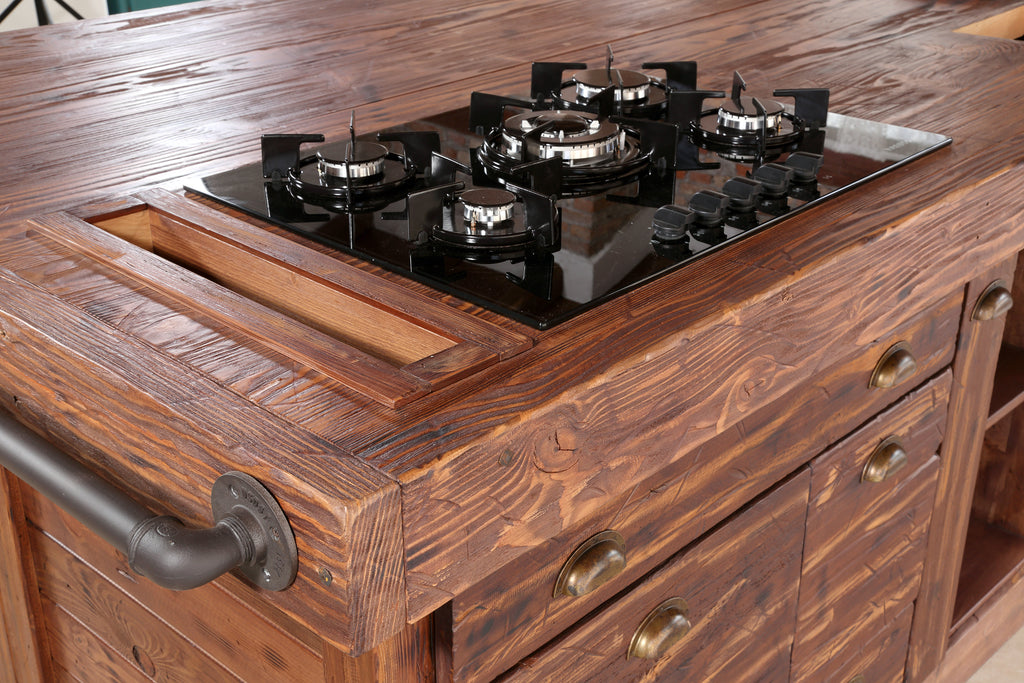 Lineare Küche mit Säule und Insel. Küche im Industriestil komplett aus Massivholz.