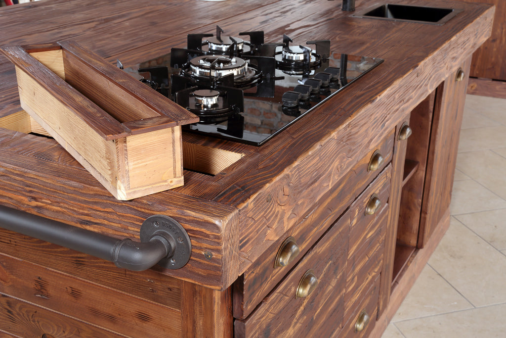 Lineare Küche mit Säule und Insel. Küche im Industriestil komplett aus Massivholz.