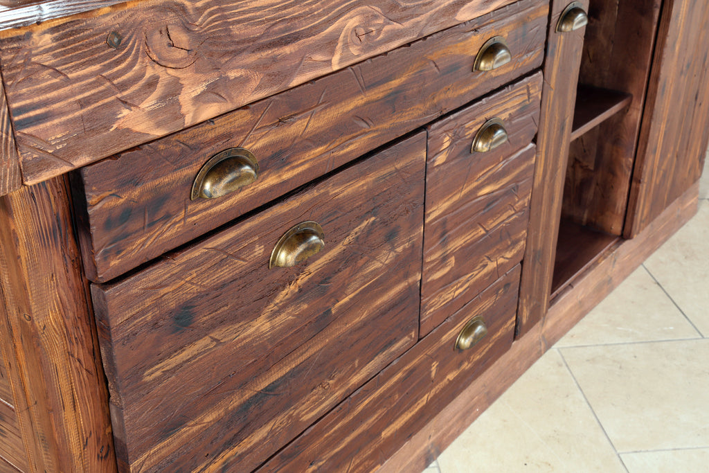 Lineare Küche mit Säule und Insel. Küche im Industriestil komplett aus Massivholz.