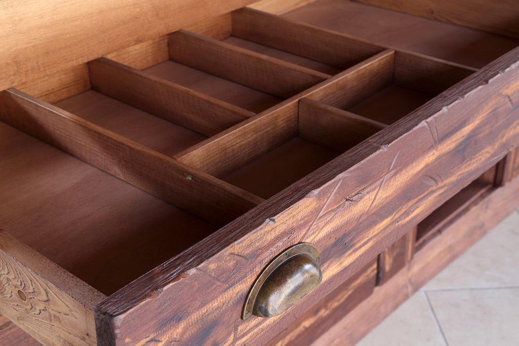 Lineare Küche mit Säule und Insel. Küche im Industriestil komplett aus Massivholz.