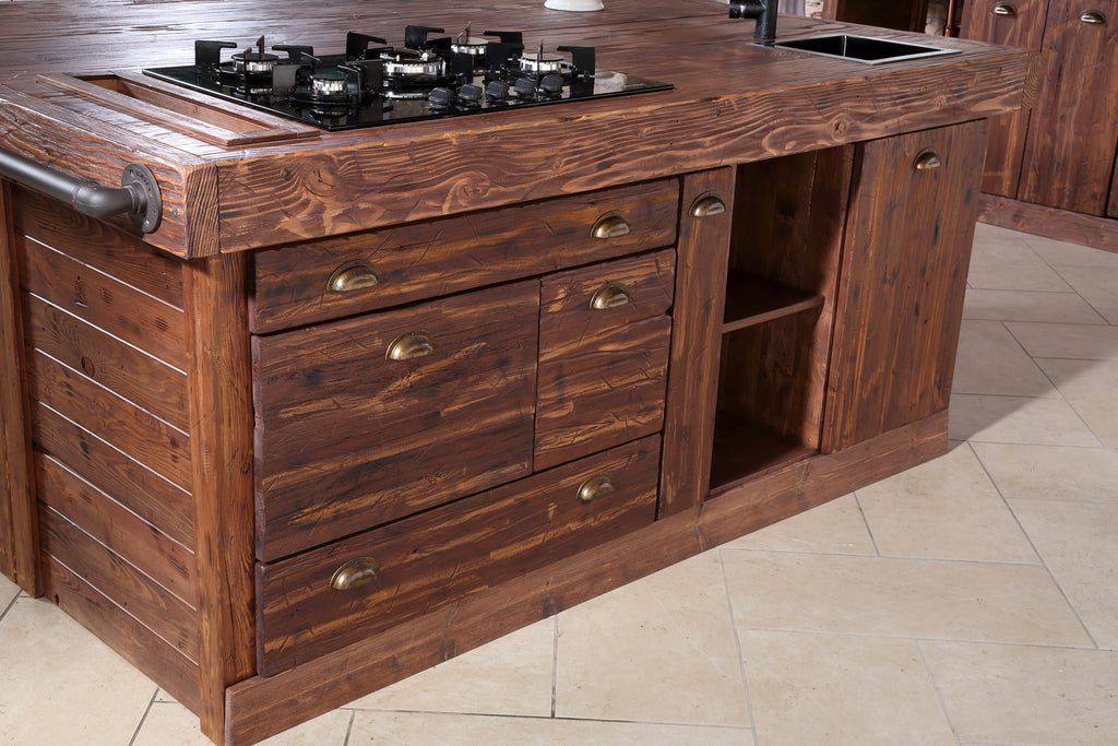 Lineare Küche mit Säule und Insel. Küche im Industriestil komplett aus Massivholz.