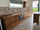 Cucina lineare stile COUNTRY modello ERICA da 400x65xh90cm + Isola su ruote da 140x70xh90cm tutto legno massello