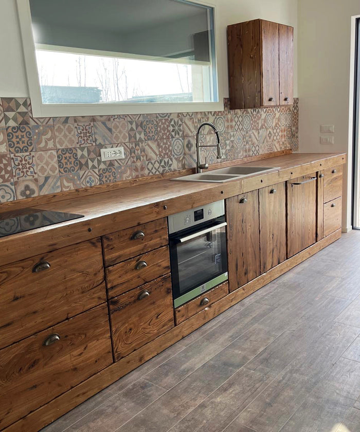 Cucina lineare stile COUNTRY modello ERICA da 400x65xh90cm + Isola su ruote da 140x70xh90cm tutto legno massello