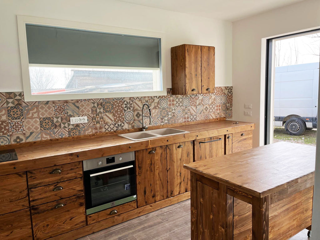 Cucina lineare stile COUNTRY modello ERICA da 400x65xh90cm + Isola su ruote da 140x70xh90cm tutto legno massello