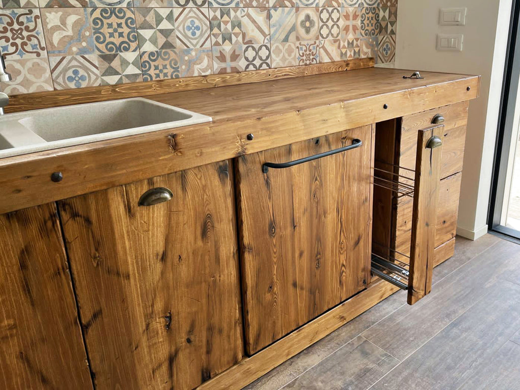 Cucina lineare stile COUNTRY modello ERICA da 400x65xh90cm + Isola su ruote da 140x70xh90cm tutto legno massello