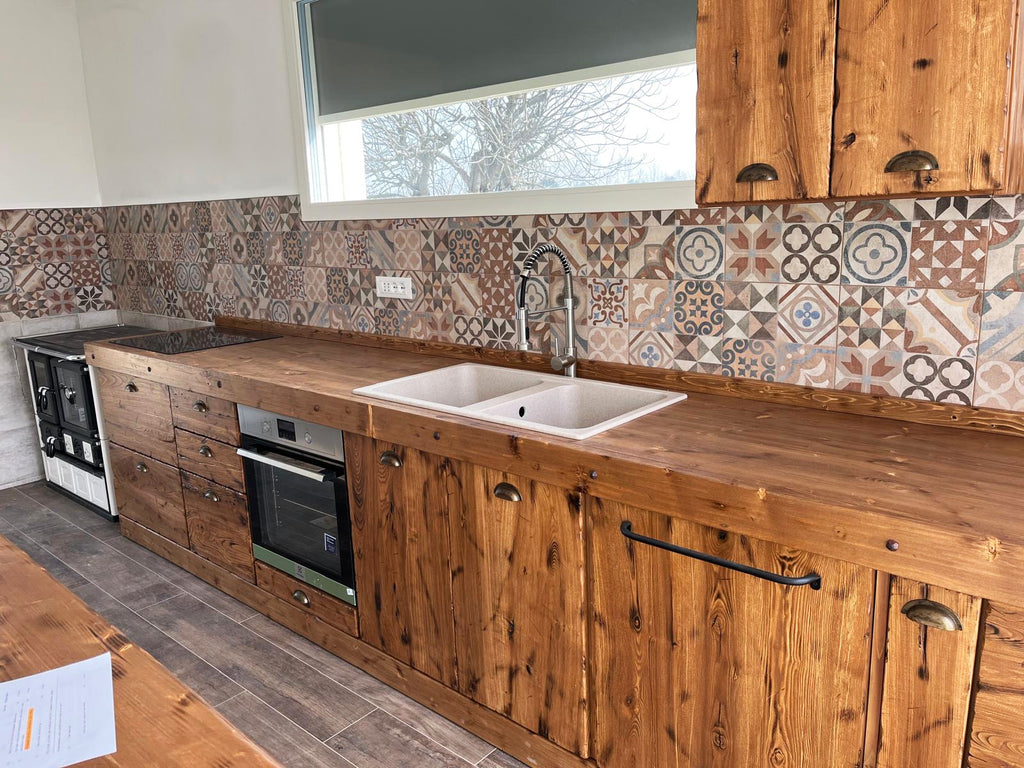 Cucina lineare stile COUNTRY modello ERICA da 400x65xh90cm + Isola su ruote da 140x70xh90cm tutto legno massello