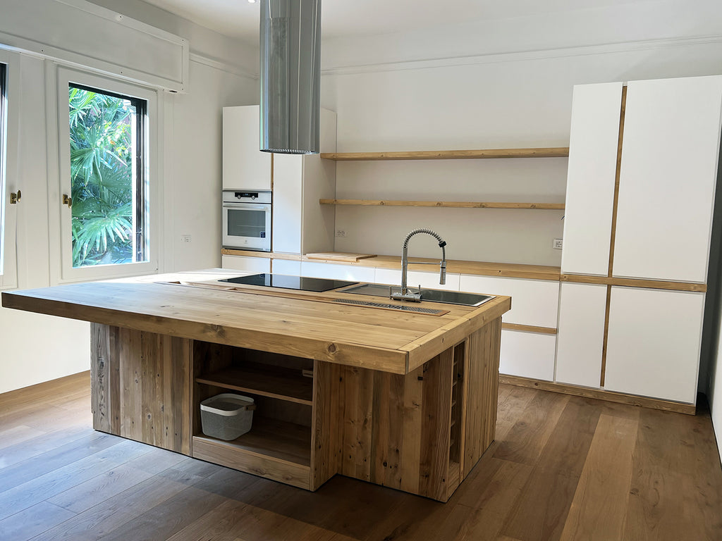 Cucina lineare modello Venezia parete moderna da 330cm + Isola country 230x220xh95 cm Tutto legno massello personalizzabile SU MISURA