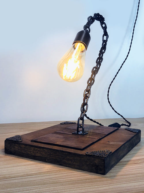 Abat jour Abasciur Lampada da tavolo stile INDUSTRIAL con catena saldata base in legno e luce Edison 28x29xh40 cm NOSTRA PRODUZIONE