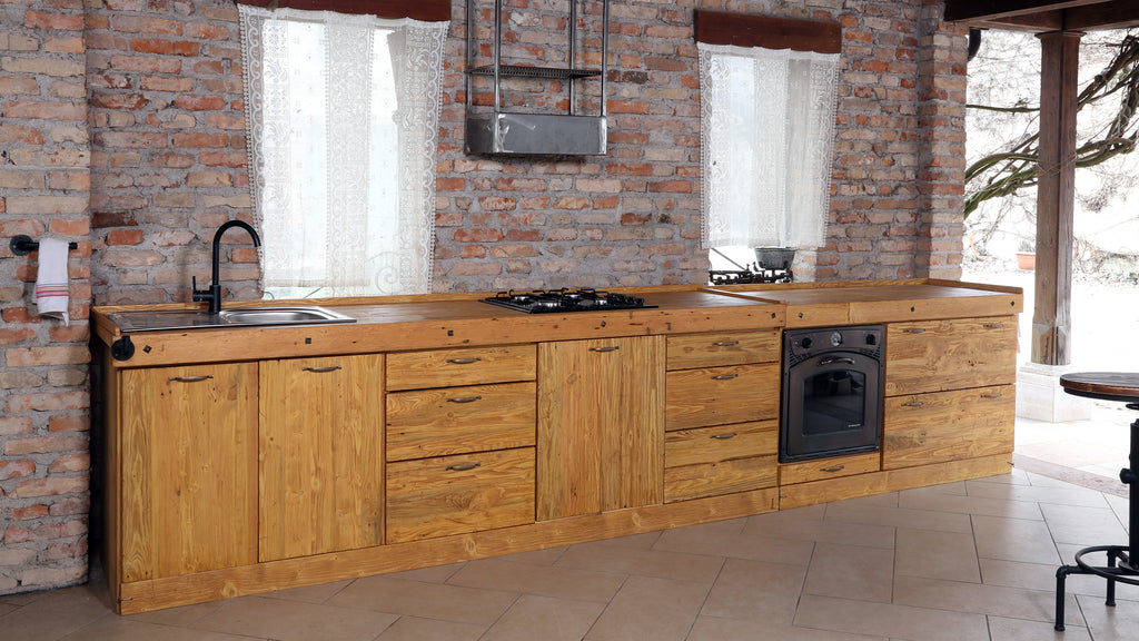 Cucina lineare stile misto INDUSTRIAL / COUNTRY legno massello ad effetto vissuto predisposizione elettrodomestici 465x65xh90 cm