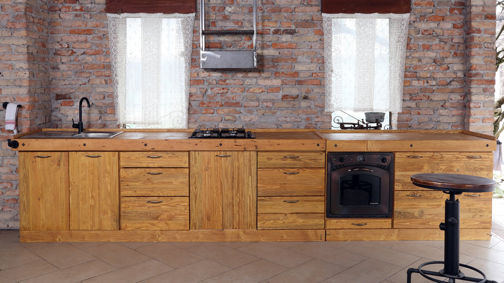 Cucina lineare stile misto INDUSTRIAL / COUNTRY legno massello ad effetto vissuto predisposizione elettrodomestici 465x65xh90 cm