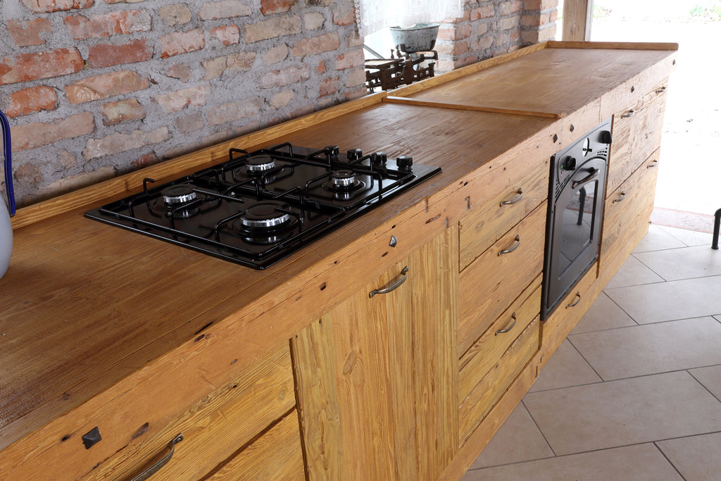 Cucina lineare stile misto INDUSTRIAL / COUNTRY legno massello ad effetto vissuto predisposizione elettrodomestici 465x65xh90 cm