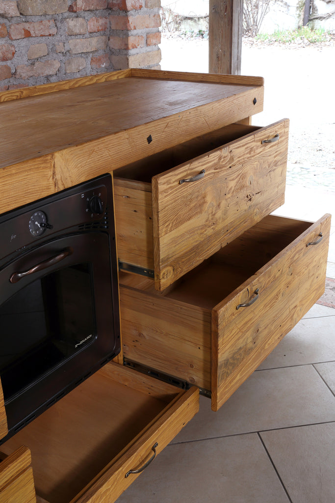 Cucina lineare stile misto INDUSTRIAL / COUNTRY legno massello ad effetto vissuto predisposizione elettrodomestici 465x65xh90 cm