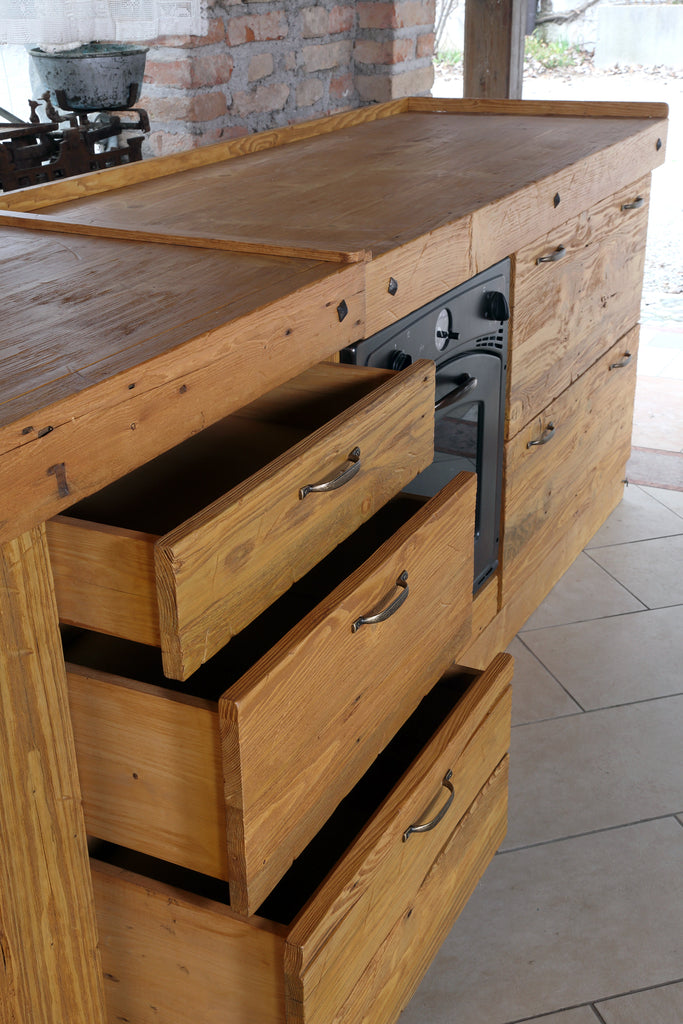 Cucina lineare stile misto INDUSTRIAL / COUNTRY legno massello ad effetto vissuto predisposizione elettrodomestici 465x65xh90 cm