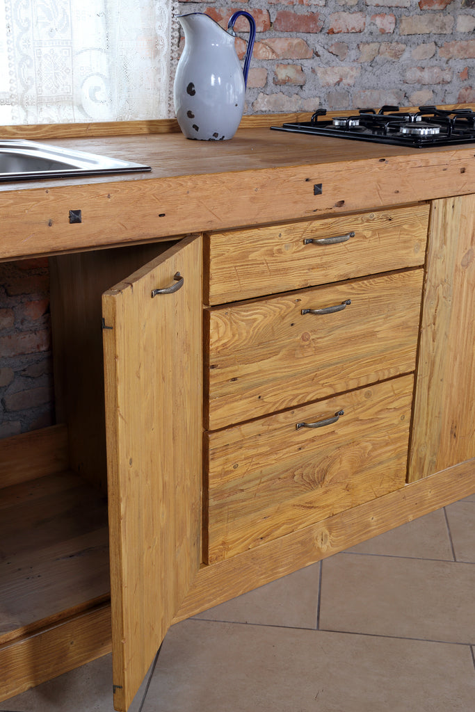 Cucina lineare stile misto INDUSTRIAL / COUNTRY legno massello ad effetto vissuto predisposizione elettrodomestici 465x65xh90 cm