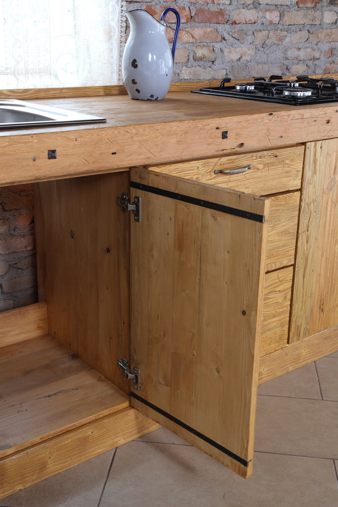 Cucina lineare stile misto INDUSTRIAL / COUNTRY legno massello ad effetto vissuto predisposizione elettrodomestici 465x65xh90 cm