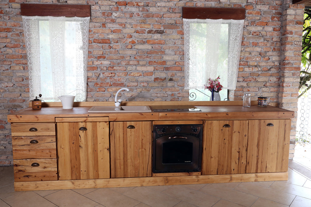 Cucina lineare stile misto COUNTRY / RUSTICA TUTTA in legno massello ad effetto rovinato predisposizione elettrodomestici 330x65xh87 cm