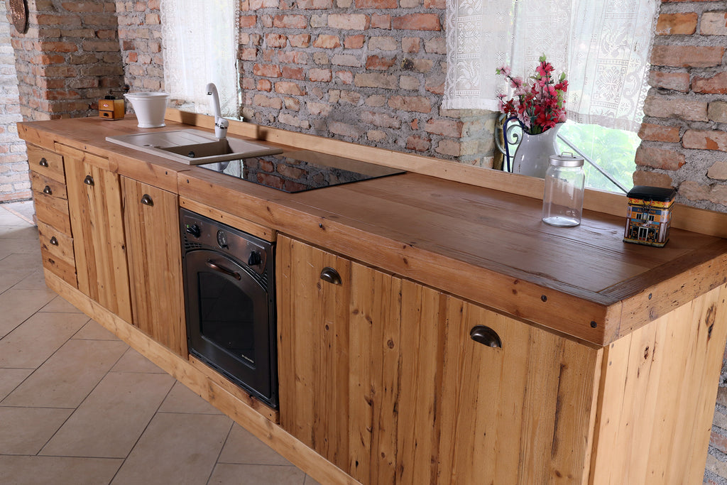 Cucina lineare stile misto COUNTRY / RUSTICA TUTTA in legno massello ad effetto rovinato predisposizione elettrodomestici 330x65xh87 cm