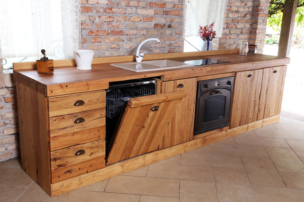 Cucina lineare stile misto COUNTRY / RUSTICA TUTTA in legno massello ad effetto rovinato predisposizione elettrodomestici 330x65xh87 cm