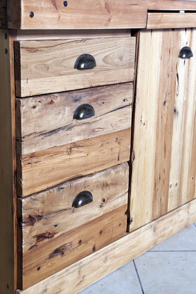 Cucina lineare stile misto COUNTRY / RUSTICA TUTTA in legno massello ad effetto rovinato predisposizione elettrodomestici 330x65xh87 cm