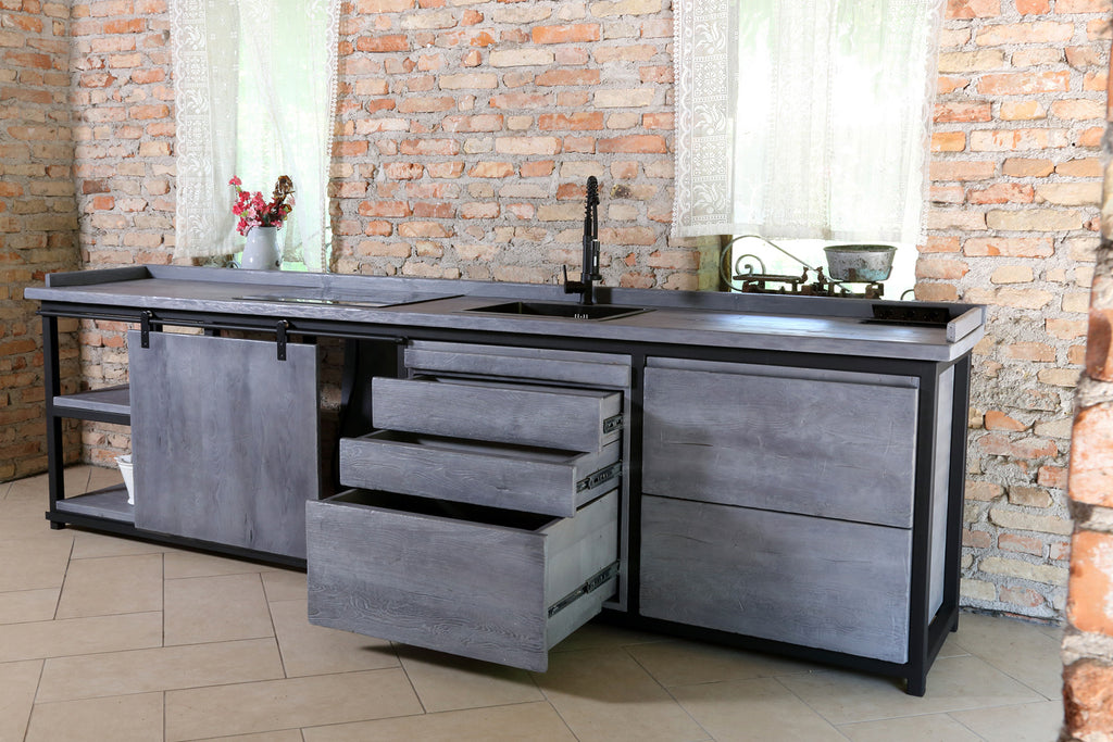 Cucina lineare stile INDUSTRIAL struttura in ferro e legno massello finitura cemento misure 320x60xh90 cm