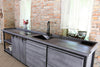 Cucina lineare stile INDUSTRIAL struttura in ferro e legno massello finitura cemento misure 320x60xh90 cm