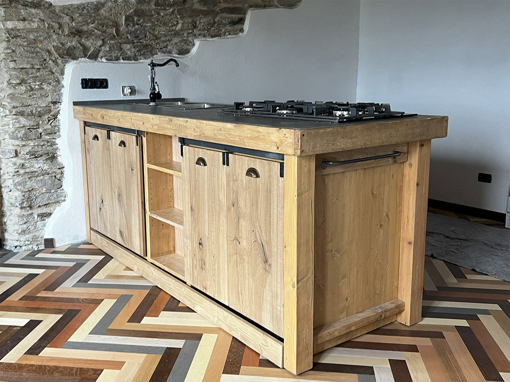 Isola Cucina CUNEO in stile INDUSTRIAL legno massello e TOP in pietra naturale predisposizione elettrodomestici e pensile opzionale misure 230x90xh100cm
