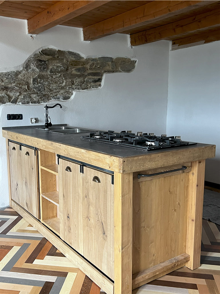 Isola Cucina CUNEO in stile INDUSTRIAL legno massello e TOP in pietra naturale predisposizione elettrodomestici e pensile opzionale misure 230x90xh100cm
