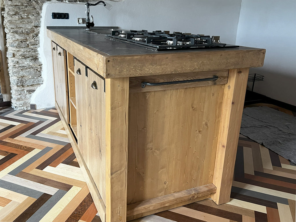 Isola Cucina CUNEO in stile INDUSTRIAL legno massello e TOP in pietra naturale predisposizione elettrodomestici e pensile opzionale misure 230x90xh100cm