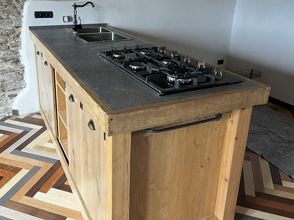 Isola Cucina CUNEO in stile INDUSTRIAL legno massello e TOP in pietra naturale predisposizione elettrodomestici e pensile opzionale misure 230x90xh100cm