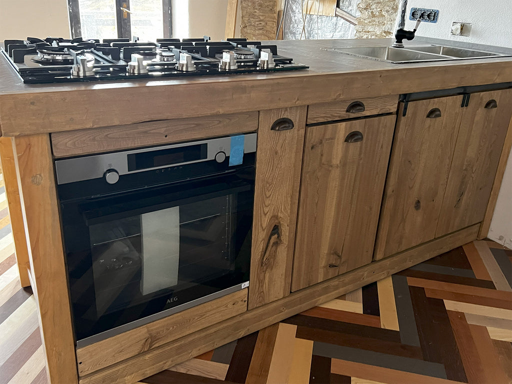 Isola Cucina CUNEO in stile INDUSTRIAL legno massello e TOP in pietra naturale predisposizione elettrodomestici e pensile opzionale misure 230x90xh100cm